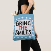 Bringen Sie die lächelnde Tasche mit. (Von Nahem)