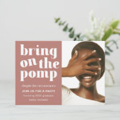 Bringen Sie die Pomp One Foto Grad Party Rose an Einladung (Stehend Vorderseite)