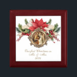 Briom Groom Christmas Gold Blumenüberlieferung Erinnerungskiste<br><div class="desc">Mit einem wunderschönen katholischen Bild der gesegneten Jungfrau Mary und St. Joseph an ihrem Hochzeitstag überlagerte sich auf einem goldenen Rahmen mit Poinsettias.</div>