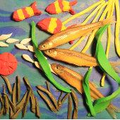 Britisch anmutende Tonskulptur Postkarte