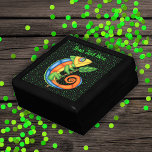 Britisch gefärbte Fantasy Lizard Leaf Green Dots Erinnerungskiste<br><div class="desc">Diese Geschenkboxen für Schmuck,  Schmuck oder Geschenke hat eine farbenfrohe Fantasieeidechse in blau,  gelb und orange,  die einen kleinen Ast mit einem grünen Blatt auf einem Schwarz mit lebhaften grünen Punkten hält. Passen Sie Ihren Text mit der Vorlage an.</div>