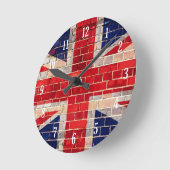 Britische Flagge an einer Ziegelmauer Runde Wanduhr (Winkel)