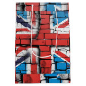 Britische Flagge Graffiti Kunst an der Britischen Mittlere Geschenktüte (Rückseite)