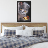 Britische Kurz-Haar-Katze mit Feather Leinwanddruck (Insitu (Schlafzimmer))