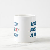 Britische Politik - Kiss nie eine Geschichte Kaffeetasse (Mittel)