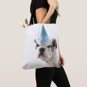 Britischer Bulldoggen-Welpe, der einen Party-Hut Tasche