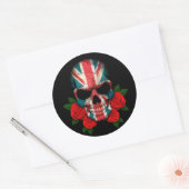 Britischer Flaggenschädel mit Rote Rosen Runder Aufkleber (Umschlag)