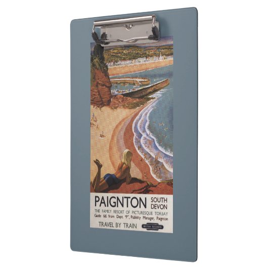 Britisches Eisenbahn-Mädchen, das über einer Klemmbrett (Links)