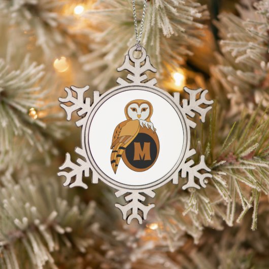 British Barn Owl Mother Nesting on a Monogram Egg Schneeflocken Zinn-Ornament (Baum)