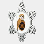 British Barn Owl Mother Nesting on a Monogram Egg Schneeflocken Zinn-Ornament (Rechts)