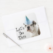 British Bulldog Welpe, die einen Party-Hut trägt Quadratischer Aufkleber (Umschlag)