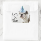 British Bulldog Welpe, die einen Party-Hut trägt Quadratischer Aufkleber (Tasche)