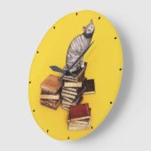 British Cat on a stack of books Große Wanduhr (Winkel)
