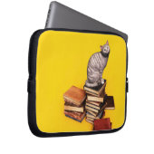 British Cat on a stack of books Laptop Sleeve (Vorne Rechts)