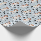 Brittany Dog Paw Print Pattern auf Silver Blue Geschenkpapier (Ecke)