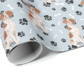 Brittany Dog Paw Print Pattern auf Silver Blue Geschenkpapier (Rolleneckpunkt)