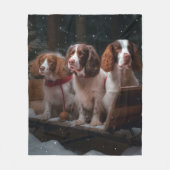 Brittany Spanel Snowy Sleigh Weihnachtsdekor Fleecedecke (Vorderseite)