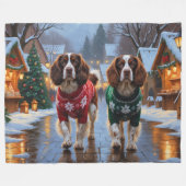 Brittany Spaniel Dogs Christmas Snow Holiday Fleecedecke (Vorderseite (Horizontal))