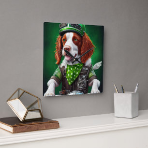 Brittany Spaniel Fahrrad St. Patrick's Day Quadratische Wanduhr