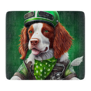 Brittany Spaniel fährt Fahrrad am St. Patrick's Da Schneidebrett