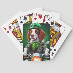 Brittany Spaniel fährt Fahrrad am St. Patrick's Da Spielkarten