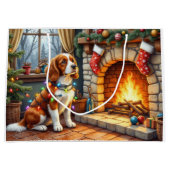 Brittany Spaniel Fireplace with Christmas Lights Große Geschenktüte (Vorderseite)
