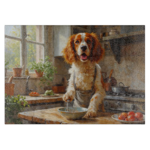 Brittany Spaniel kocht in der Küche Schneidebrett