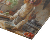 Brittany Spaniel kocht in der Küche Schneidebrett (Ecke)