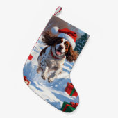 Brittany Spanisch Weihnachts-Feierliche Schneeszen Kleiner Weihnachtsstrumpf (Vorderansicht (hängend))