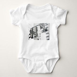 Broadway-T-Shirt Baby Strampler
