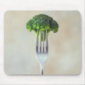 Brokkoli-Röschen auf einer Gabel Mousepad (Vorne)