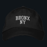BRONX NY Simple White in Black Bestickte Baseballkappe<br><div class="desc">Minimalistischer BRONX NY Weiß bestickt auf schwarzen Baumwollhut. Weiße Stickereien können durch Auswahl der Schaltfläche "Design bearbeiten" an andere Farbeinstellungen angepasst werden. Außerdem ist die Möglichkeit verfügbar,  die gewünschte Farbe auf der Hauptseite auszuwählen.</div>