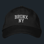 BRONX NY Simple White in Black Bestickte Baseballkappe<br><div class="desc">Minimalistischer BRONX NY Weiß bestickt auf schwarzen Baumwollhut. Weiße Stickereien können durch Auswahl der Schaltfläche "Design bearbeiten" an andere Farbeinstellungen angepasst werden. Außerdem ist die Möglichkeit verfügbar,  die gewünschte Farbe auf der Hauptseite auszuwählen.</div>