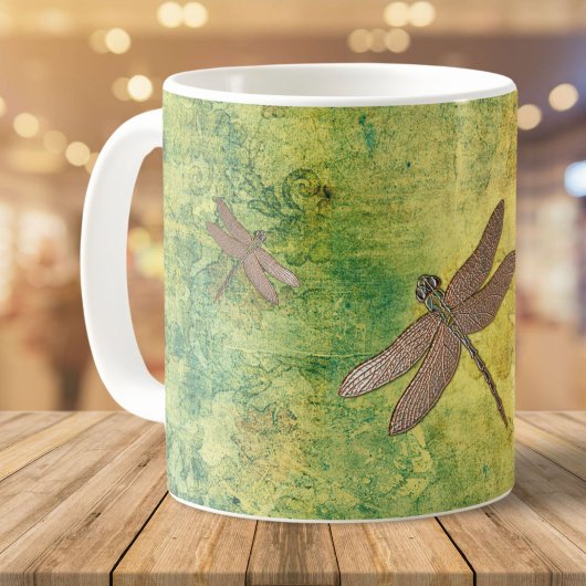 Bronze-Drachenfliegen auf der Erde in Bedrängnis Kaffeetasse
