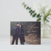 Bronze-Kalligrafie-Overlay-Foto Save the Date Postkarte (Stehend Vorderseite)