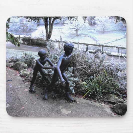 Bronze-Kinderstatue Skaten Mousepad (Vorne)