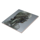 Bronzekopf einer Frau, manchmal identifiziert als Fliese (Seite)