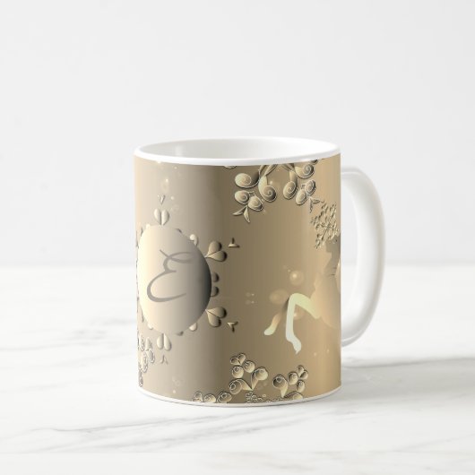 Bronzy Monogram Holiday Snowflakes und Rentier Kaffeetasse (VorderseiteRechts)