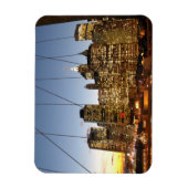 Brooklyn Bridge bei Dämmerung mit Manhattan Skylin Magnet (Vertikal)