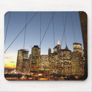 Brooklyn Bridge bei Dämmerung mit Manhattan-Skylin Mousepad