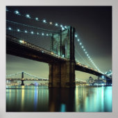 Brooklyn Bridge bei Nacht Manhattan Bridge Poster (Vorne)