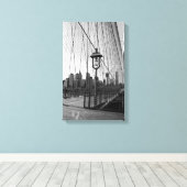 Brooklyn Bridge Lamp in B&W auf Leinwand (Insitu (Holzboden))