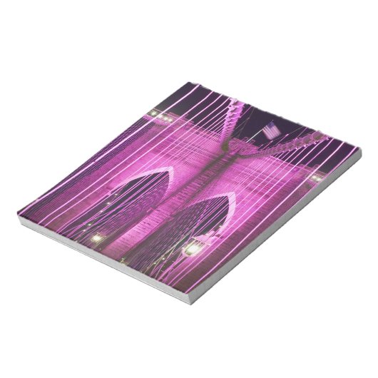 Brooklyn Bridge Lit Lila Notizblock (Rotiert)