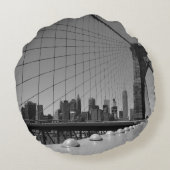 Brooklyn Bridge Rundes Kissen (Rückseite)