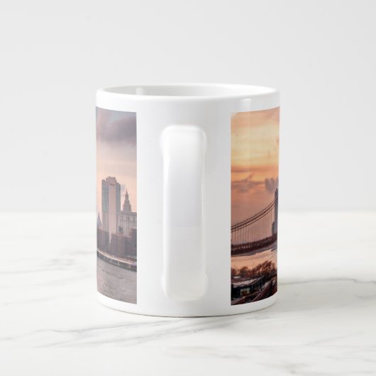 Brooklyn Bridge und Lower Manhattan Jumbo-Tasse (Rückseite)