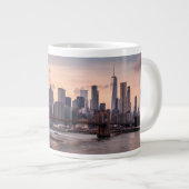 Brooklyn Bridge und Lower Manhattan Jumbo-Tasse (Vorderseite Rechts)