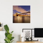 Brooklyn Bridge und Manhattan bei Nacht. Poster (Heimbüro)