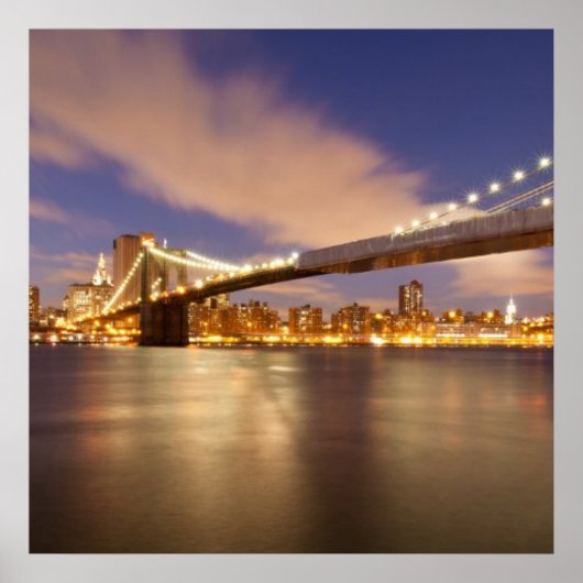 Brooklyn Bridge und Manhattan bei Nacht. Poster (Vorne)
