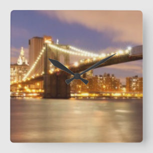 Brooklyn Bridge und Manhattan bei Nacht. Quadratische Wanduhr