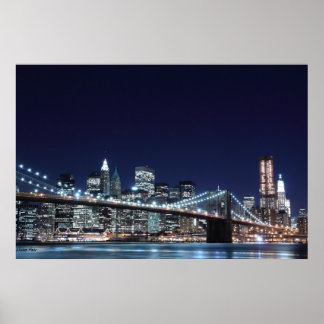 Brooklyn Bridge und Manhattan Skyline bei Nacht Poster